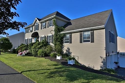 5th image of 154 Emerald Dr