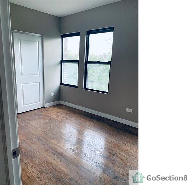 2nd image of 4625 S Drexel Blvd #408