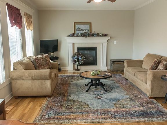 3rd image of 1007 NW Hickory Ct