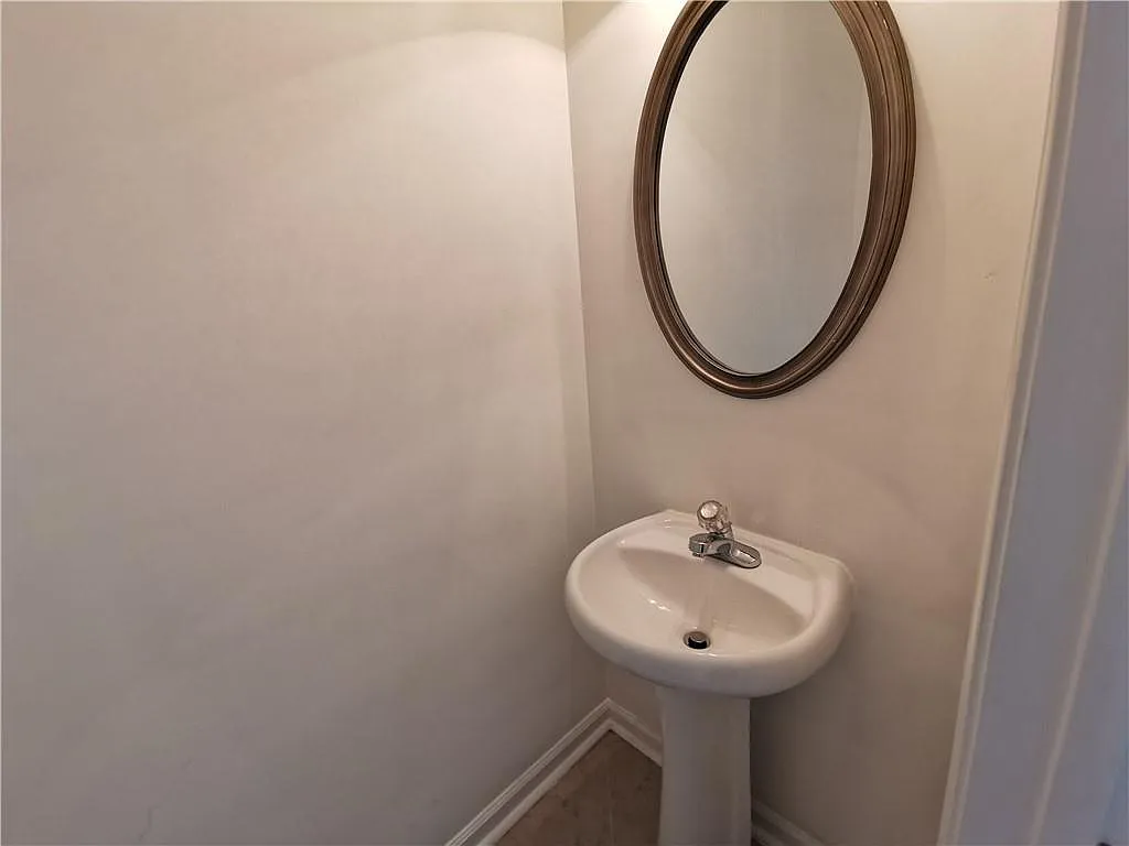 3 bed, 2.5 bath, 1696 sqft, $2,100 — Photo 3