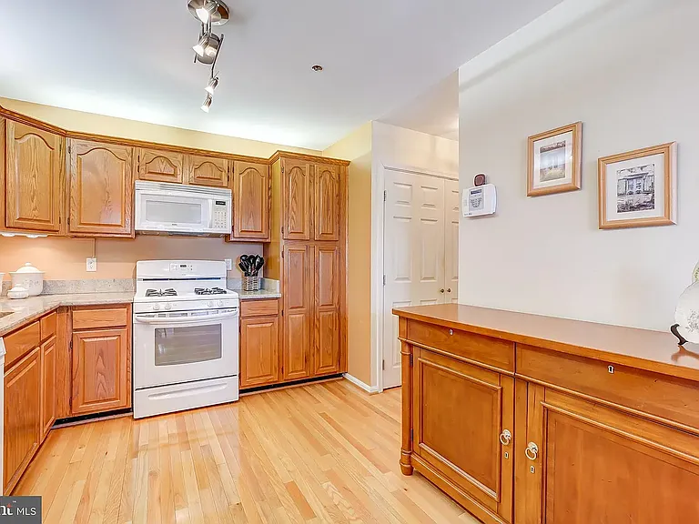 11707 Tumbrel Ct — Photo 10