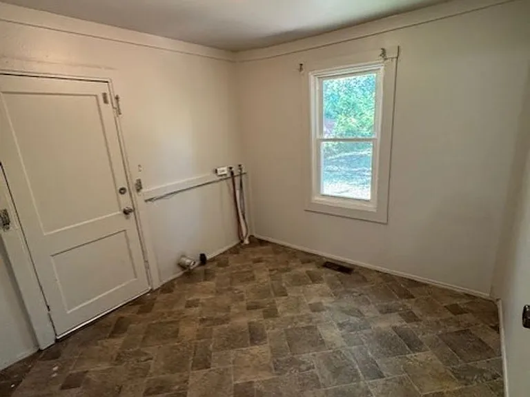136 Home St — Photo 5