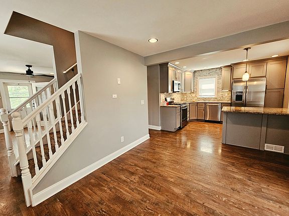 2nd image of 707 Steiner St