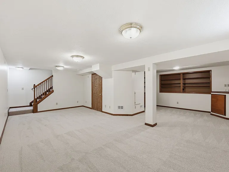 7666 Windwood Dr — Photo 32