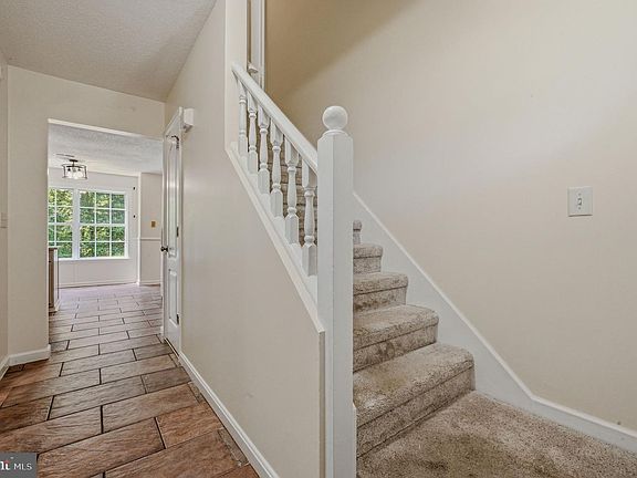 4th image of 18 Ardsley Cir