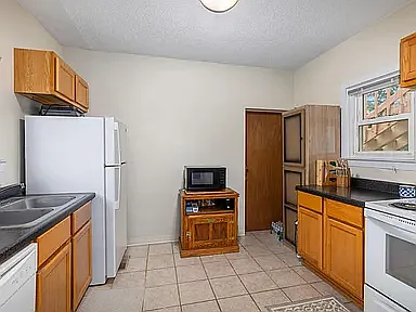 Kitchen
Note: Microwave and cabinet it is sitting on do not go with the unit. Oven, refrigerator, and dishwasher do come with the unit.