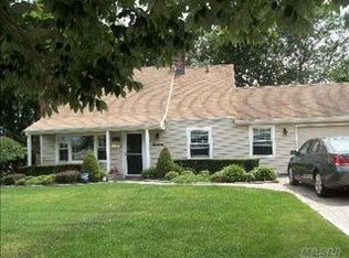 16 Penny Ln, Levittown, NY 11756
