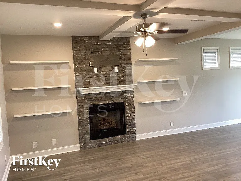 103 Lucerne Ln — Photo 2