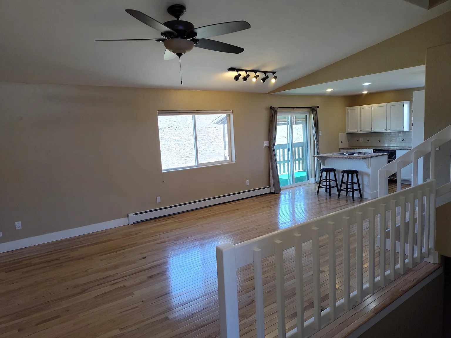 406 Ridges Blvd — Photo 2