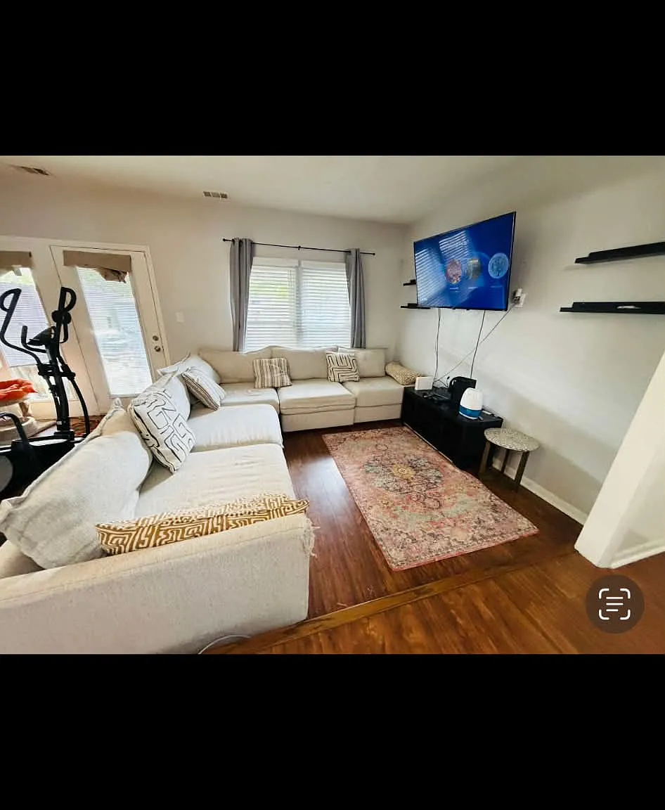 3 bed, 1.5 bath, 1320 sqft, $2,200 — Photo 3