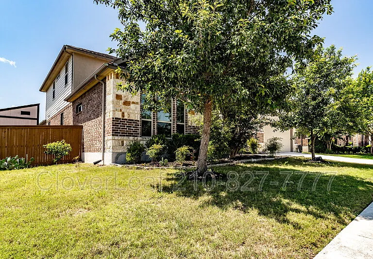 908 Sussex Cv — Photo 2