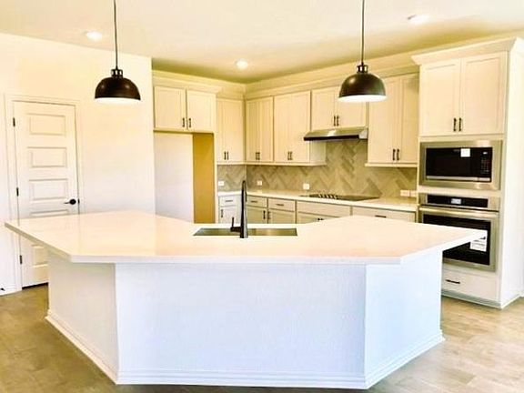 4th image of 608 Breeze Hollow Ln