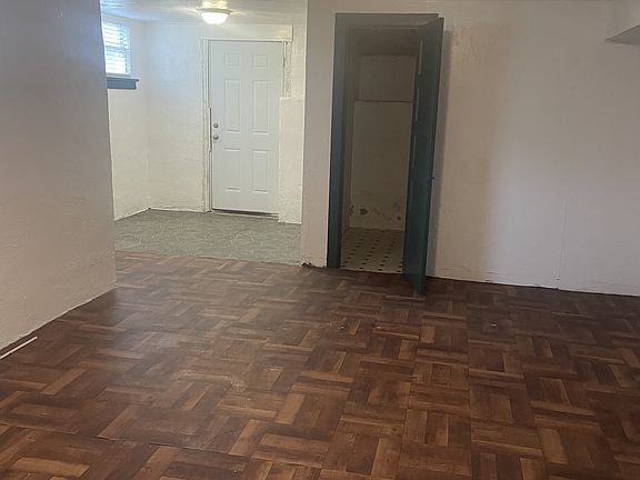 4th image of 101 1/2 W Chestnut St #1/2