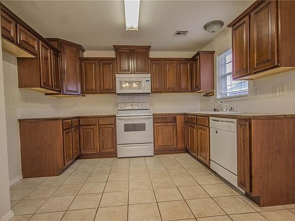 5th image of 2401 SW 15th St