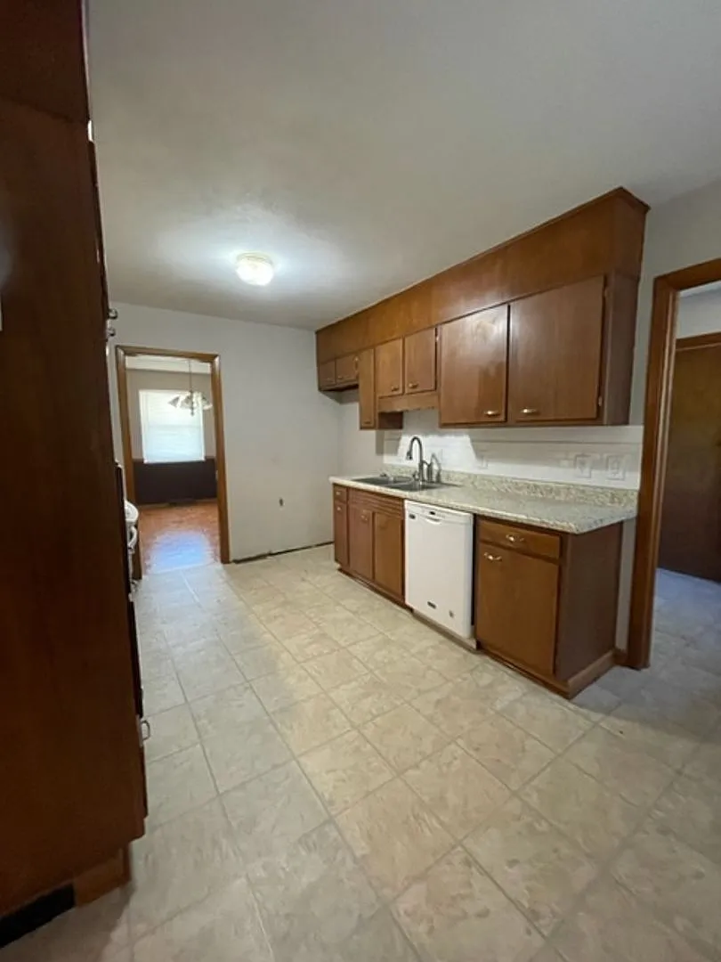 3 bed, 2.0 bath, 2210 sqft, $2,400 — Photo 3