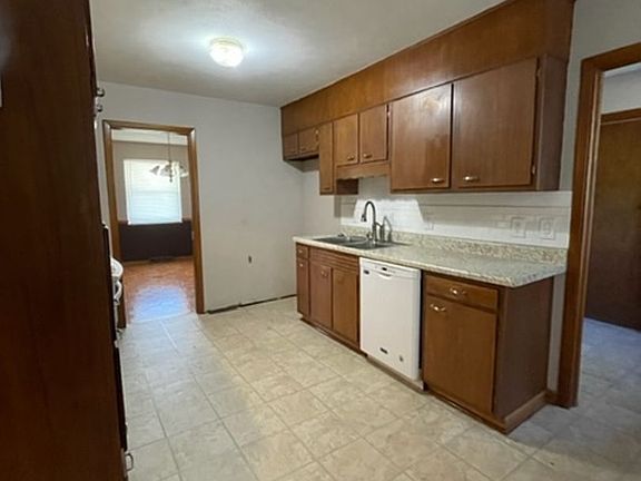 3rd image of 942 Margaret Dr