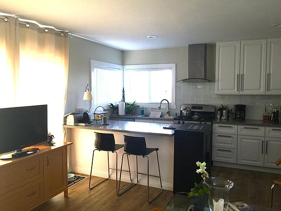 2nd image of 4523 Castle Ln