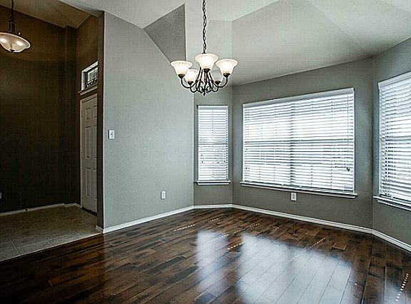 5th image of 909 Lake Hollow Dr