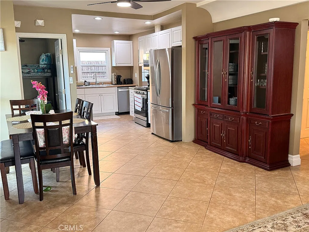 3 bed, 959 sqft, $3,850 — Photo 2