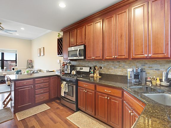 2nd image of 3221 W Montrose Ave Unit 3J