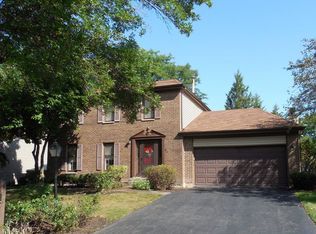 930 Brandywine Dr, Roselle, IL 60172
