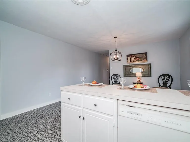 812 Glencrest Ln — Photo 10