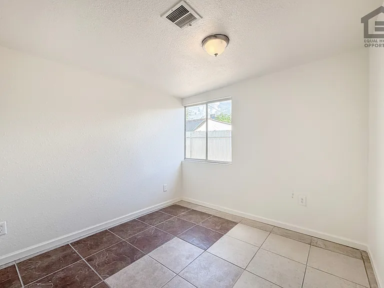 3422 E Culver St — Photo 18