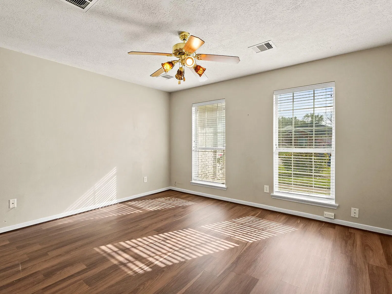 4 bed, 2.0 bath, 1552 sqft, $1,950 — Photo 2