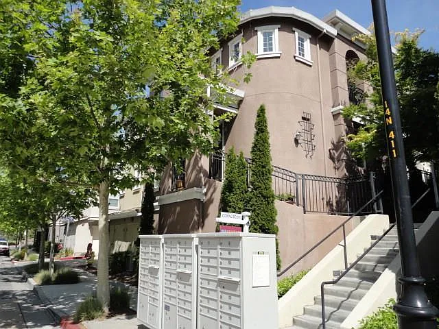 2112 Lindsey Ct — Photo 1