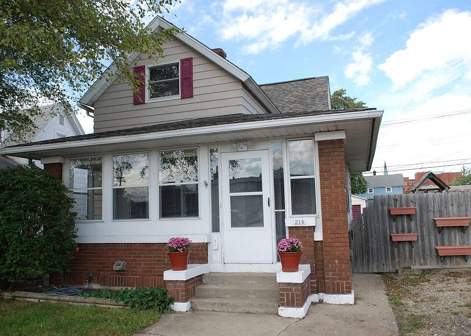 1st image of 216 W 7th St