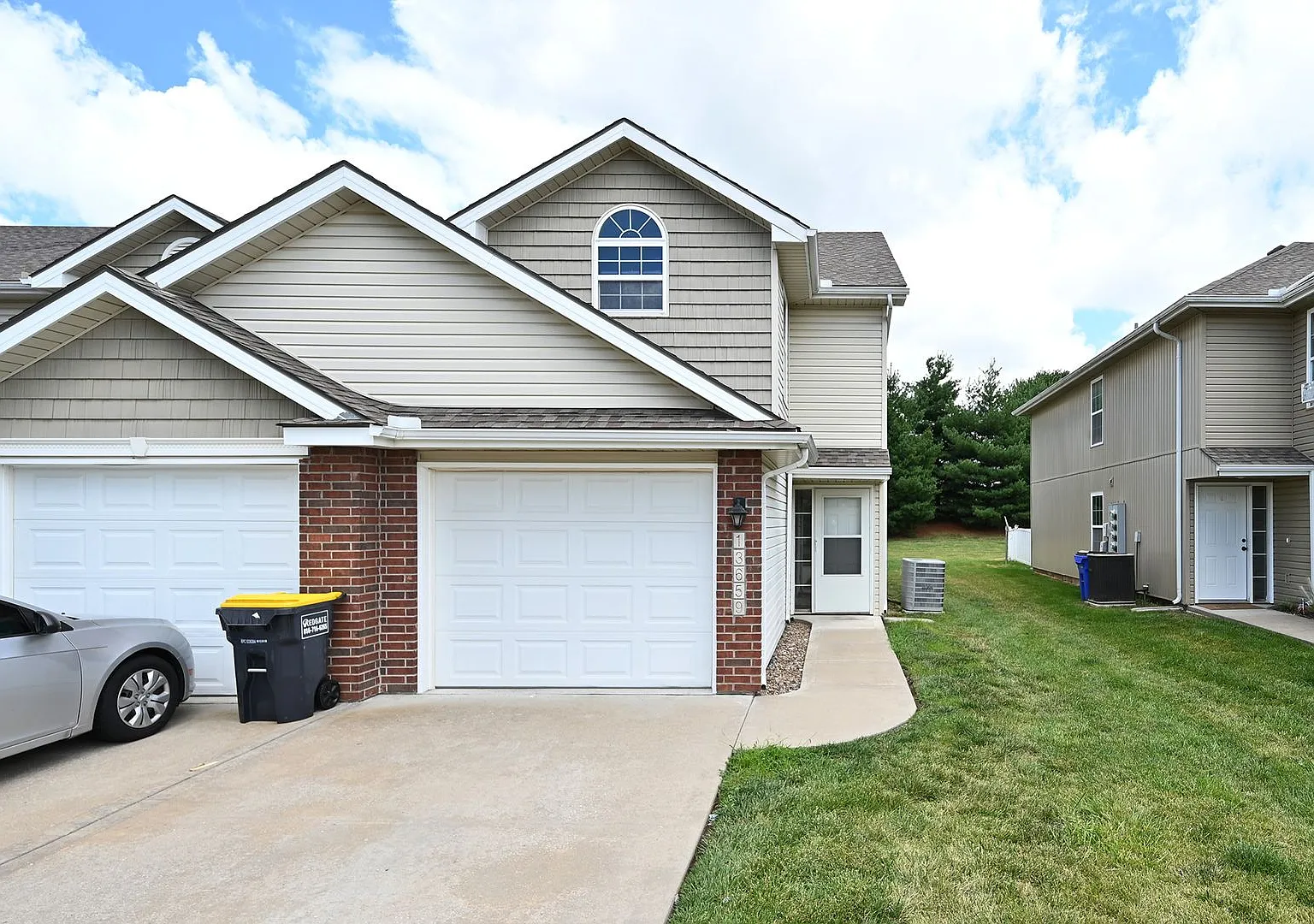 Great 3 Bedroom, 2 1/2 baths Townhome with a 1 car garage in Oak Valley Estates! — Photo 1