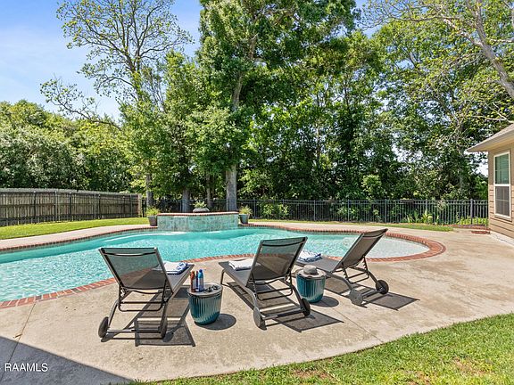 4th image of 110 Fountain View Dr