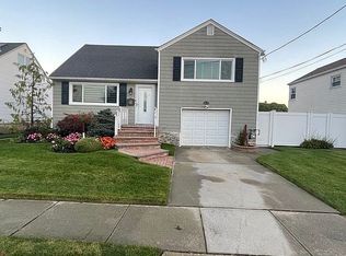 40 Martha St, Freeport, NY 11520
