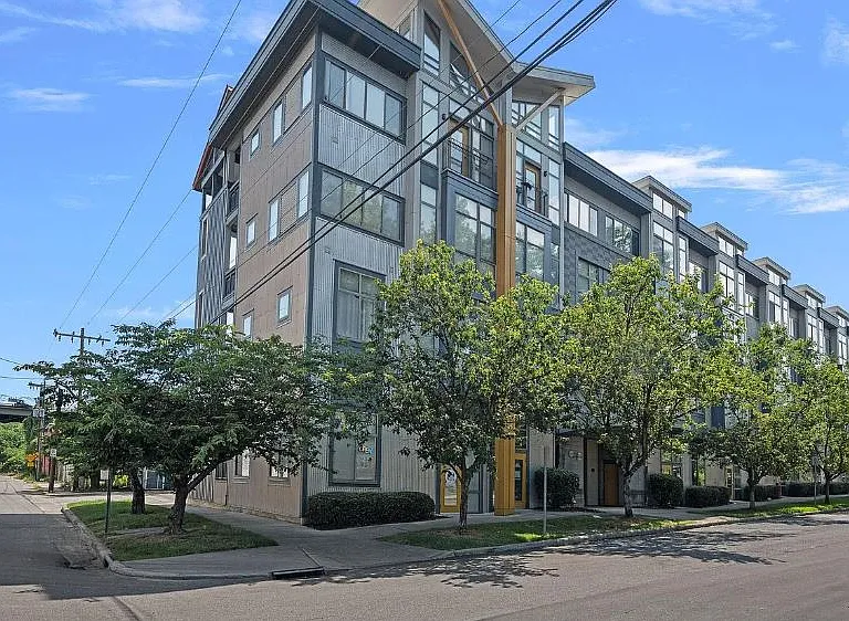 532 W 10th St #532 — Photo 1