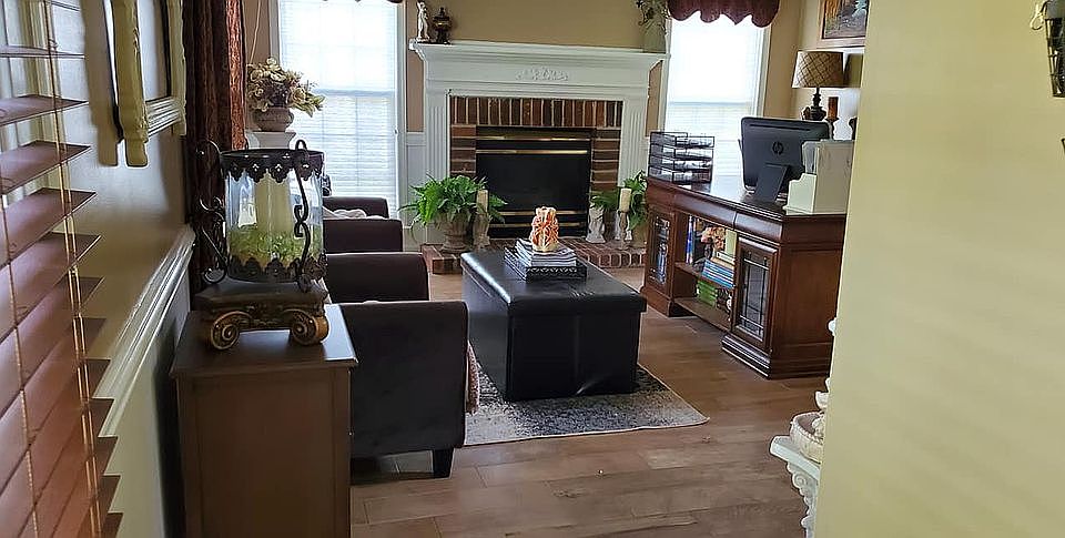 1st image of 131 Woodfern Pl