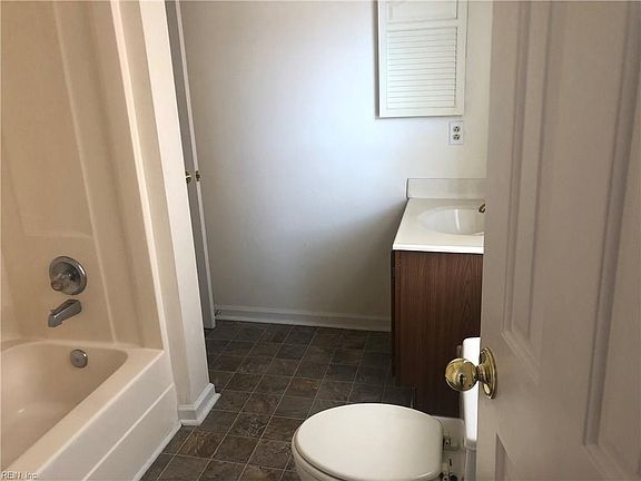 4th image of 537 W 20th St APT 204