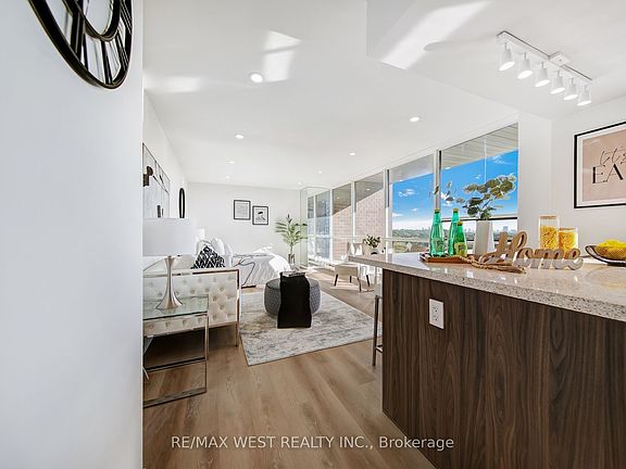 2nd image of 914 Yonge St #1202