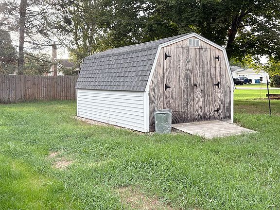 3rd image of 18075 Shamrock Blvd