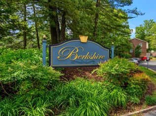 5828 Wyomissing Ct, Alexandria, VA 22303