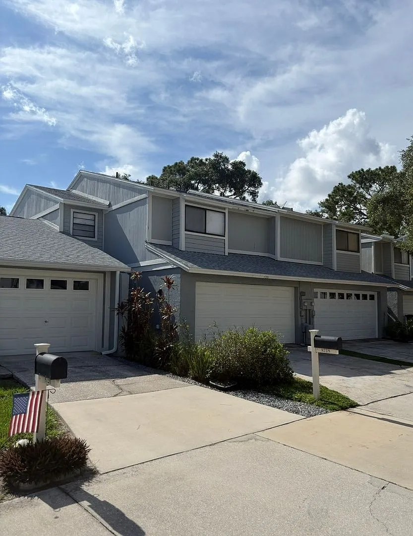 Spacious 3BR Townhome with 2-Car Garage in Tampa — Photo 1