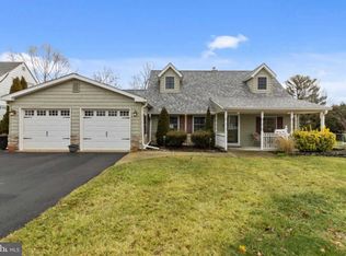10 Cotton Rd, Levittown, PA 19057