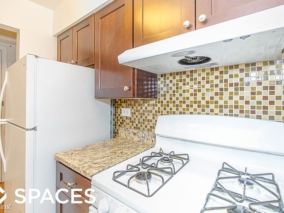 3rd image of 3710 N Pine Grove Ave APT 414