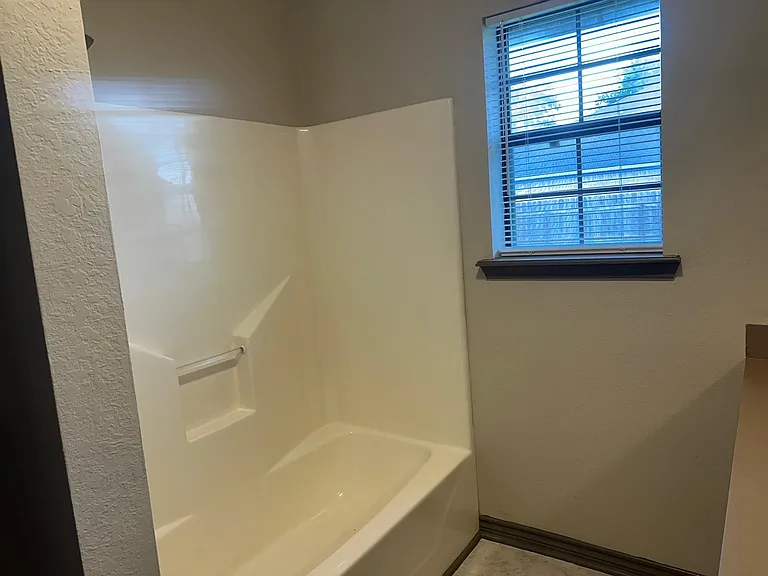 209 Travis St — Photo 10