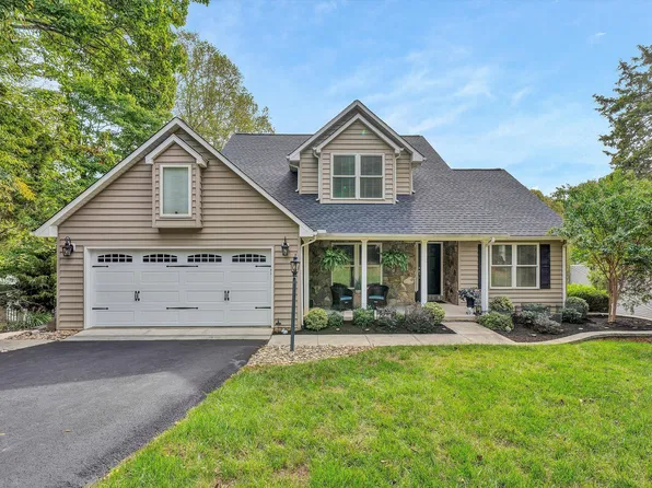 810 Forest Lawn Dr, Moneta, VA 24121