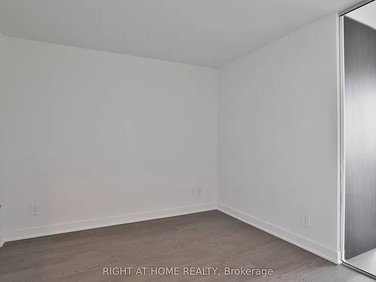2720 Dundas St W #512 — Photo 14