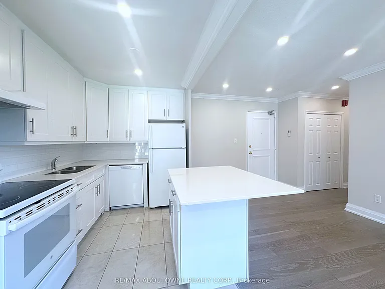 135 Allan St #204 — Photo 4