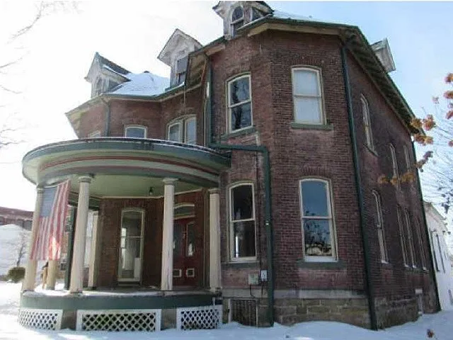251 N Walnut St photo 1