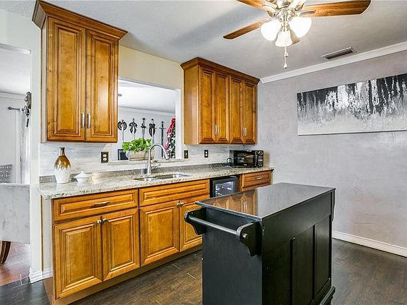 5th image of 4401 Sweetbriar Dr