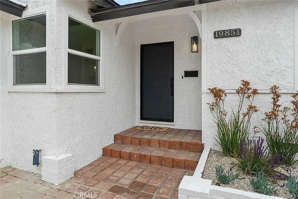 3 bed, 1417 sqft, $3,950 — Photo 2