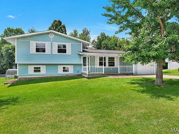 2nd image of 4 Woodland Oaks Dr